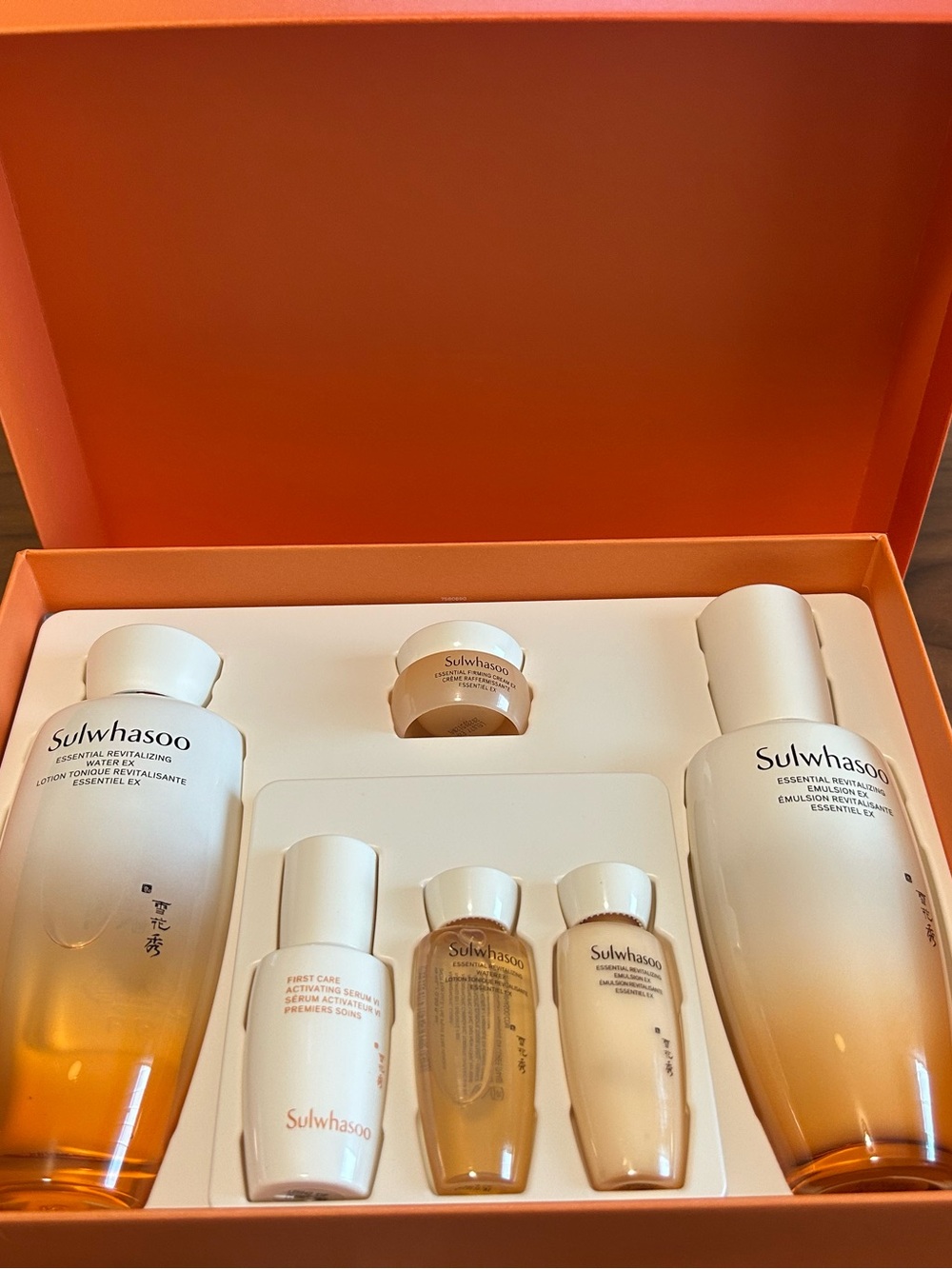 Sulwhasoo
ESSENTIAL REVITALIZING SET
COFFRET DUO REVITALISANTEESSENTIEL